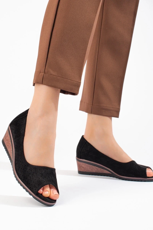 s prelamovanými prvkami vyrobenými zo... s prelamovanými prvkami vyrobenými zo...