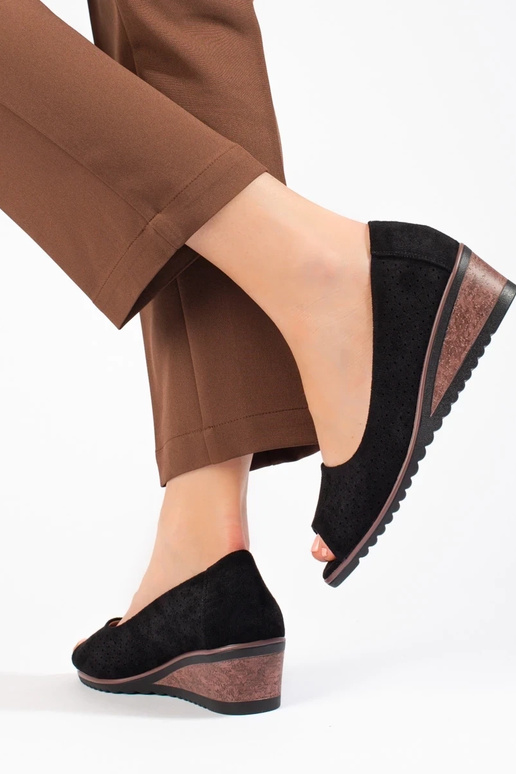 s prelamovanými prvkami vyrobenými zo... s prelamovanými prvkami vyrobenými zo...