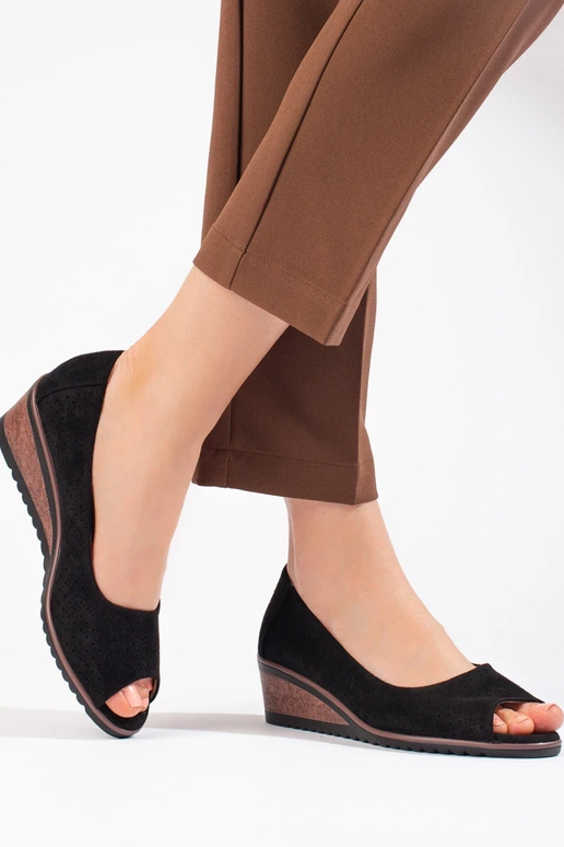 s prelamovanými prvkami vyrobenými zo... s prelamovanými prvkami vyrobenými zo...