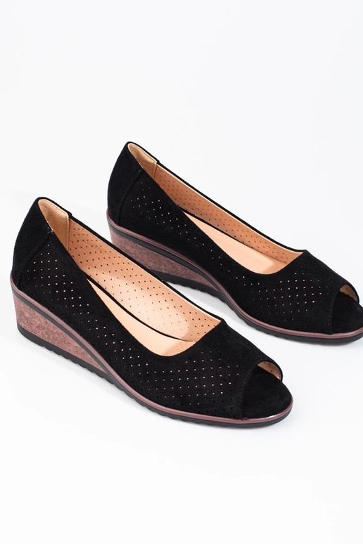 s prelamovanými prvkami vyrobenými zo... s prelamovanými prvkami vyrobenými zo...