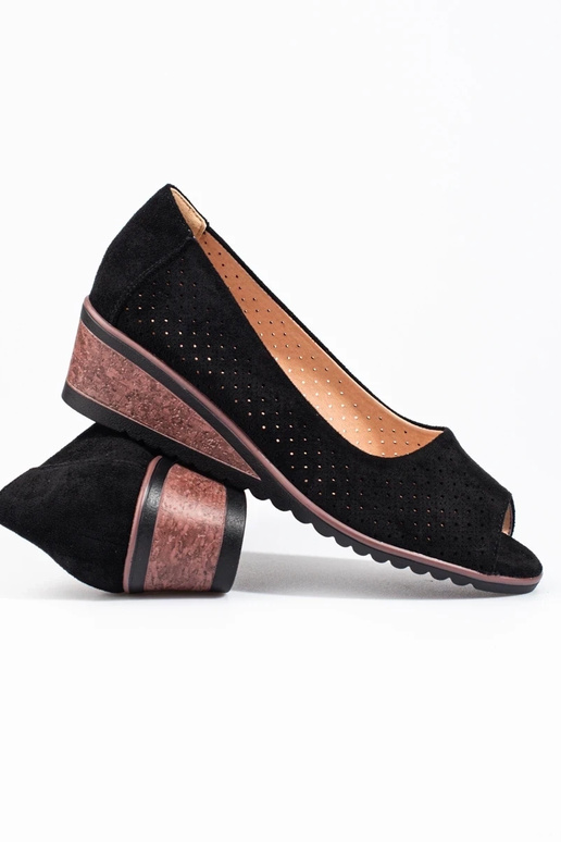 s prelamovanými prvkami vyrobenými zo... s prelamovanými prvkami vyrobenými zo...