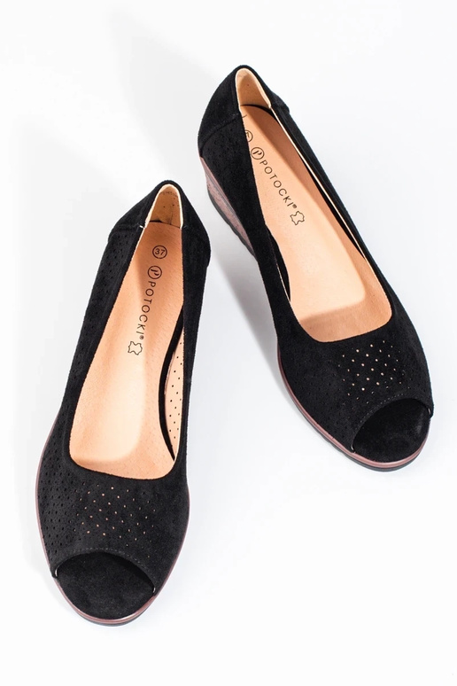 s prelamovanými prvkami vyrobenými zo... s prelamovanými prvkami vyrobenými zo...