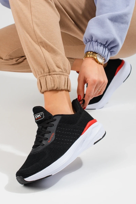 čierne športové topánky na masívnom...