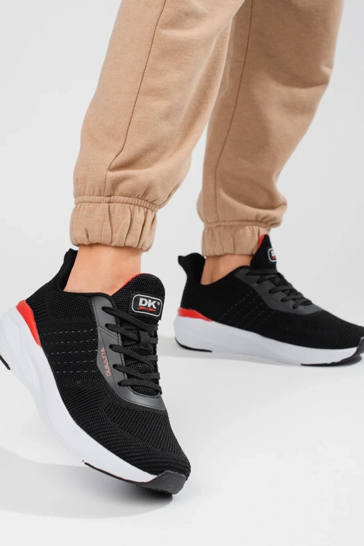 čierne športové topánky na masívnom...