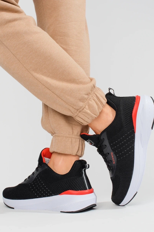 čierne športové topánky na masívnom...