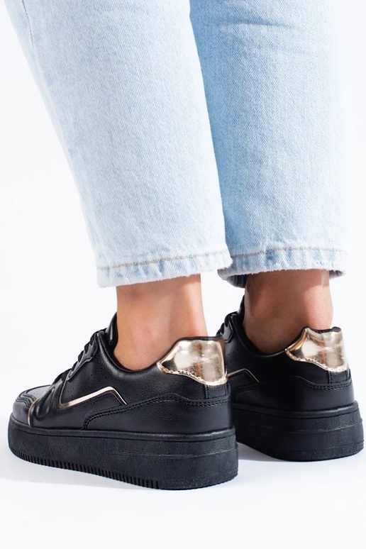 čierny model tenisiek s platformou... čierny model tenisiek s platformou...