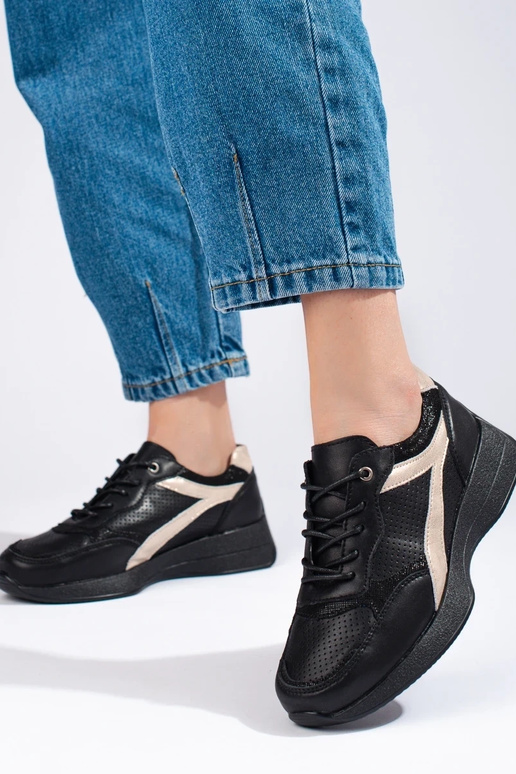 čierny model tenisiek s platformou... čierny model tenisiek s platformou...