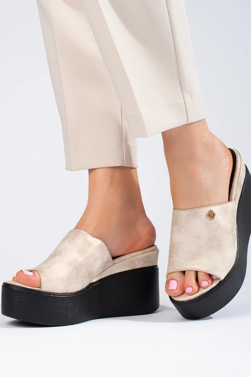 Šľapky na vysokom podpätku zlatej farby