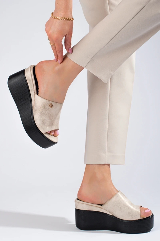 Šľapky na vysokom podpätku zlatej farby