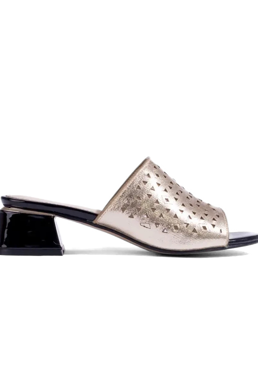 Šľapky zlatej farby na nízkom...