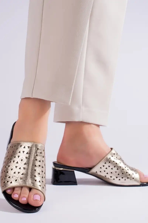 Šľapky zlatej farby na nízkom...