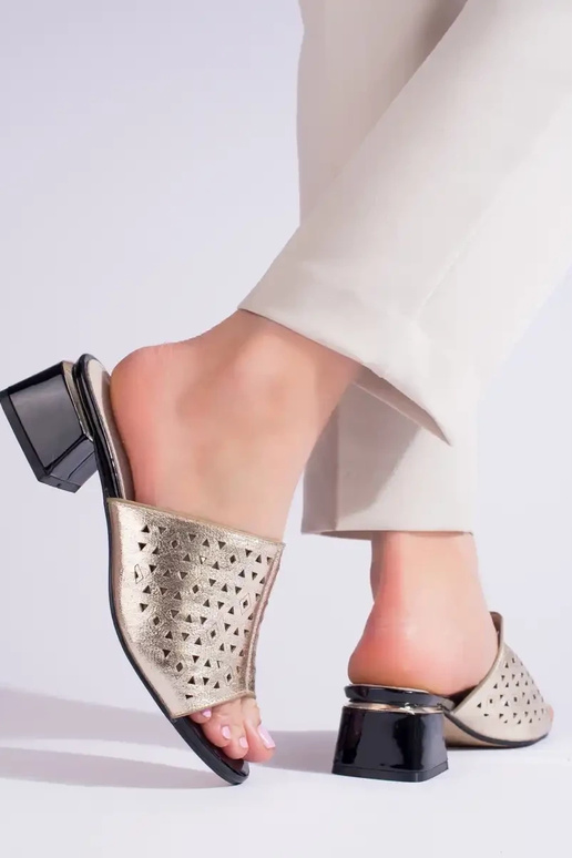 Šľapky zlatej farby na nízkom...