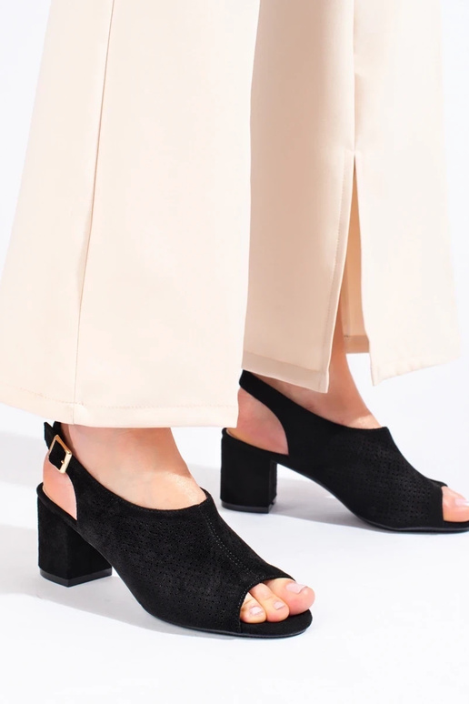 sandále s prelamovanými prvkami...