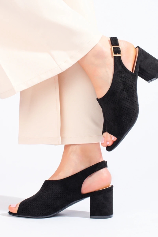 sandále s prelamovanými prvkami...