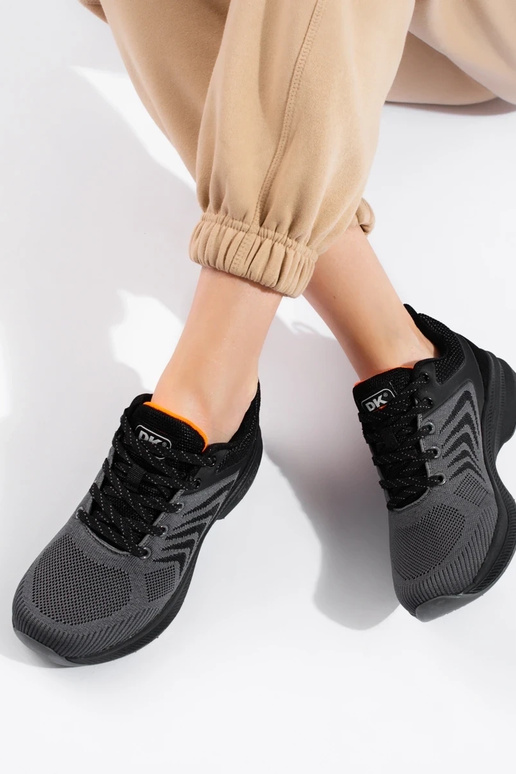 športová obuv sivej farby DK