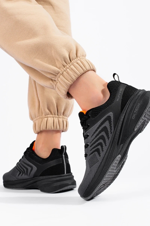 športová obuv sivej farby DK