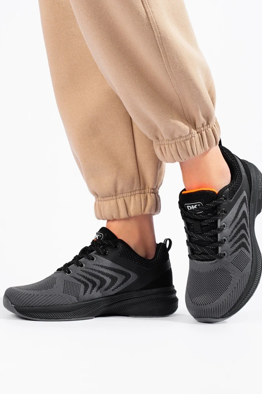 športová obuv sivej farby DK