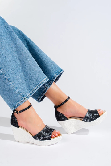 sandále čierno-bielej farby... 2