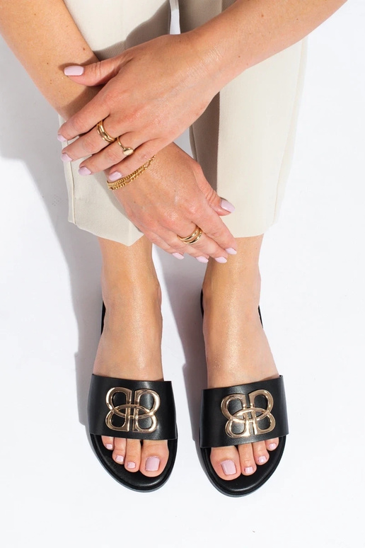 Klasický model Papuče čiernej farby...