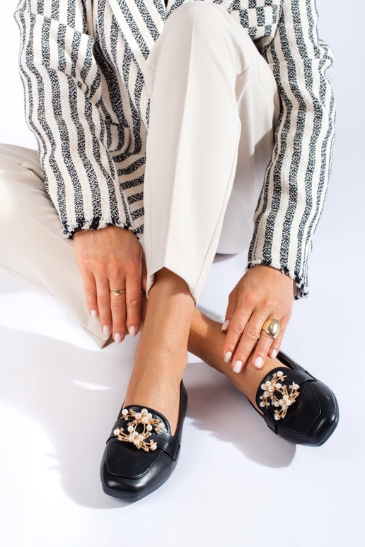 čierne mokasíny so zlatými detailmi... čierne mokasíny so zlatými detailmi...