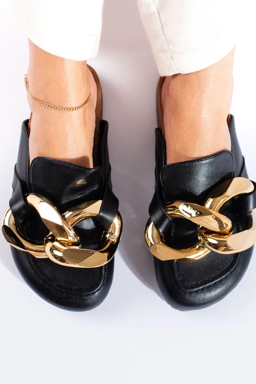 Čierne papuče s masívnou ozdobnou... Čierne papuče s masívnou ozdobnou...