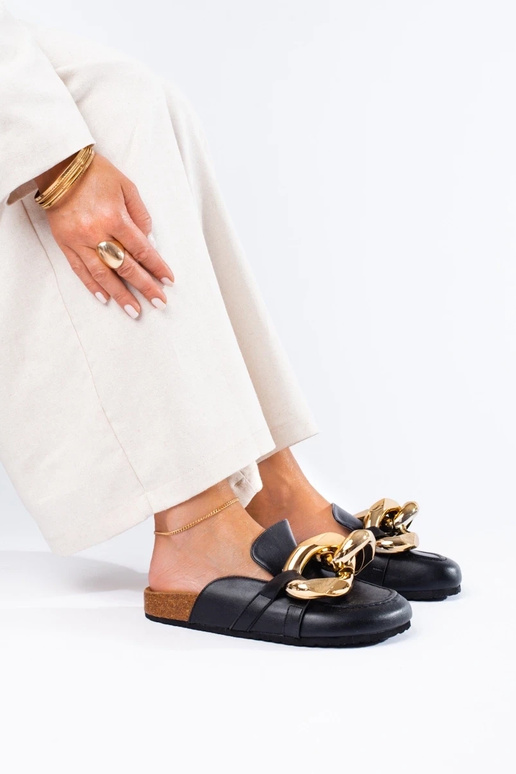 Čierne papuče s masívnou ozdobnou... Čierne papuče s masívnou ozdobnou...