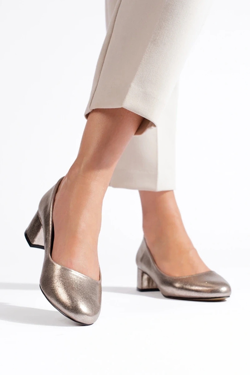 Topánky na vysokom opätku sú tmavé