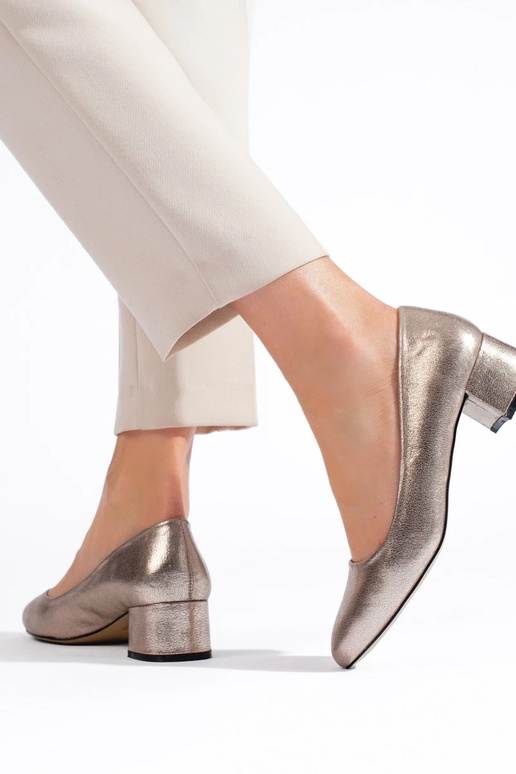 Topánky na vysokom opätku sú tmavé