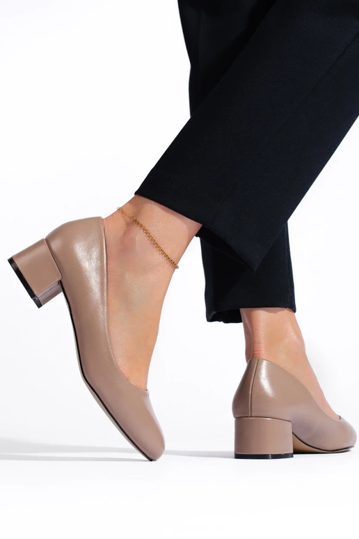 Topánky na vysokom opätku sú tmavé