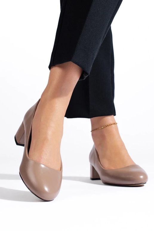 Topánky na vysokom opätku sú tmavé