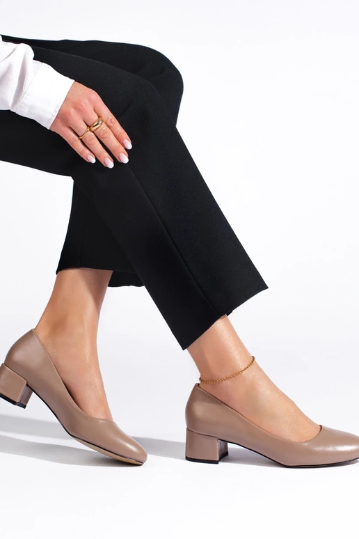 Topánky na vysokom opätku sú tmavé