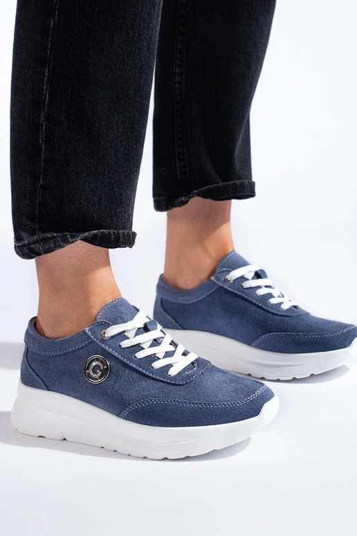 modré športové topánky