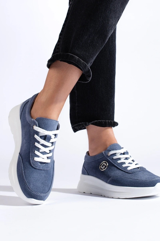 modré športové topánky