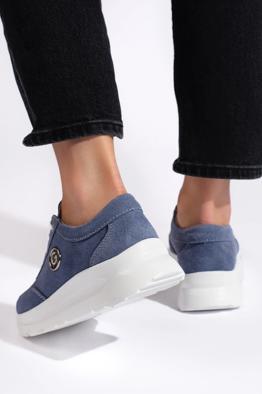 modré športové topánky