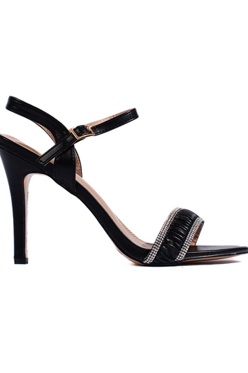 čierne sandále s tenkým...