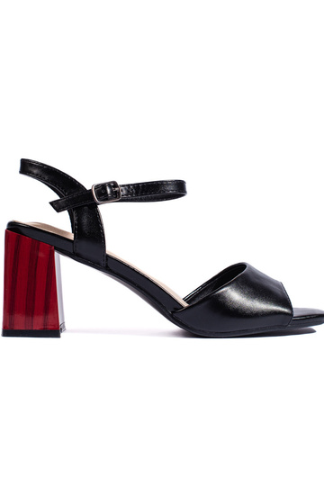 sandále čiernej farby na...