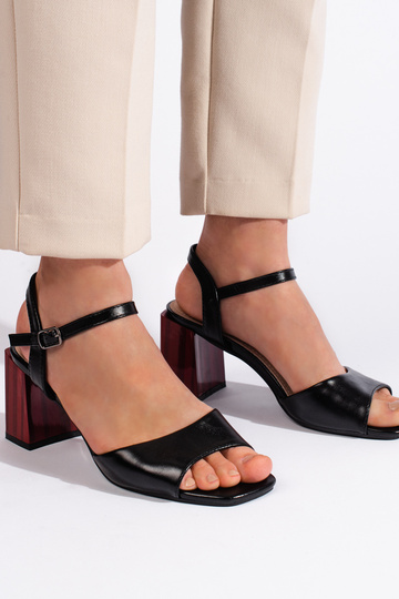 sandále čiernej farby na... 2