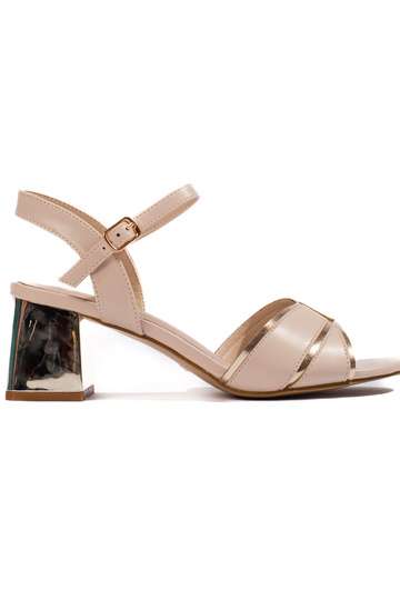 biele sandále na podpätku -