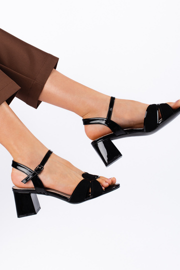 sandále s lakovým efektom v... 2