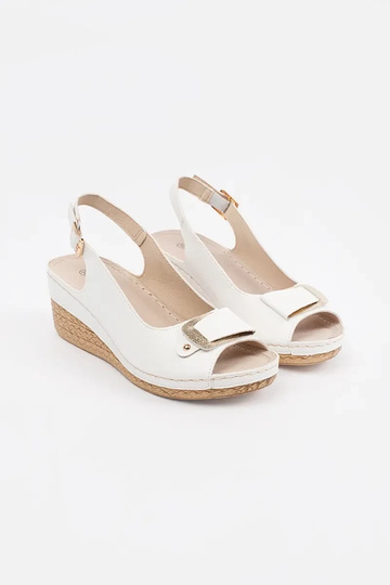 biele sandále na nízkom... 2