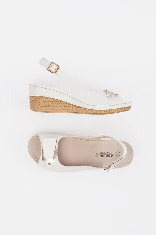 biele sandále na nízkom klinovom...