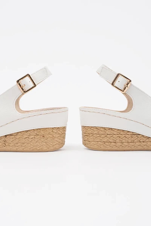 biele sandále na nízkom klinovom...