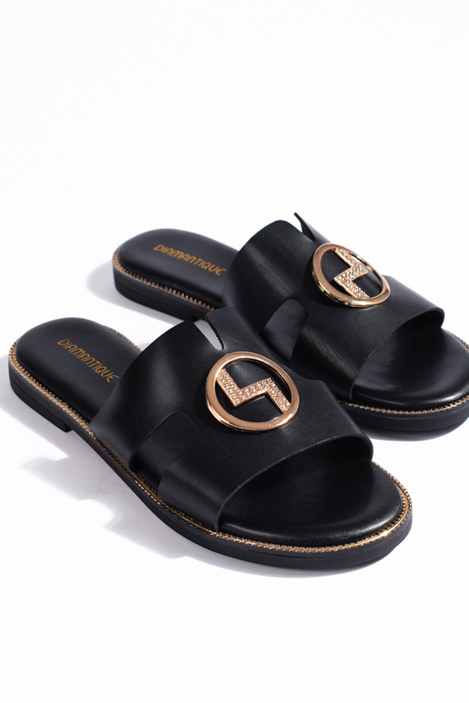 čierne papuče so zlatými detailmi čierne papuče so zlatými detailmi
