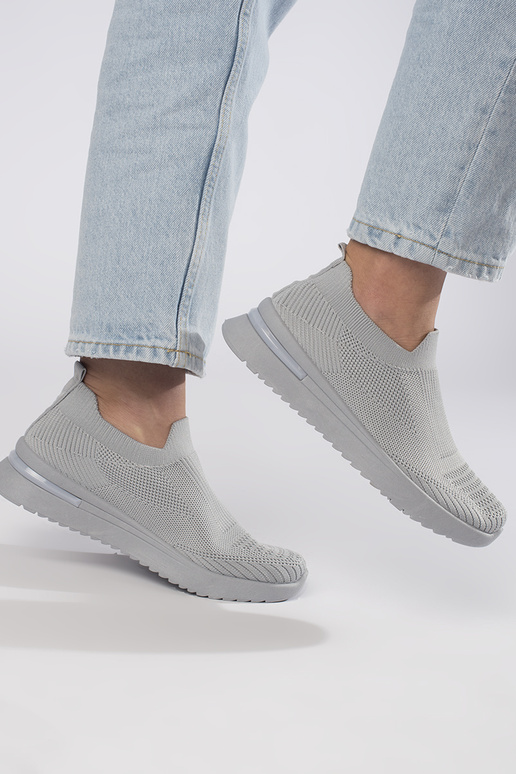 šedá športová obuv