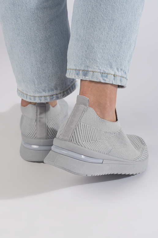 šedá športová obuv