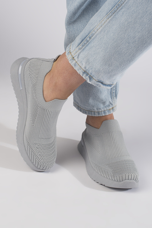 šedá športová obuv
