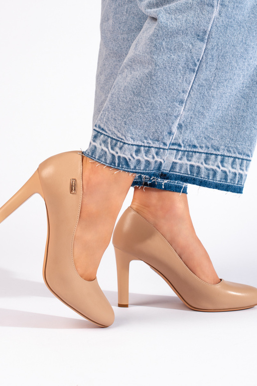 Klasické béžové lodičky na vysokom...