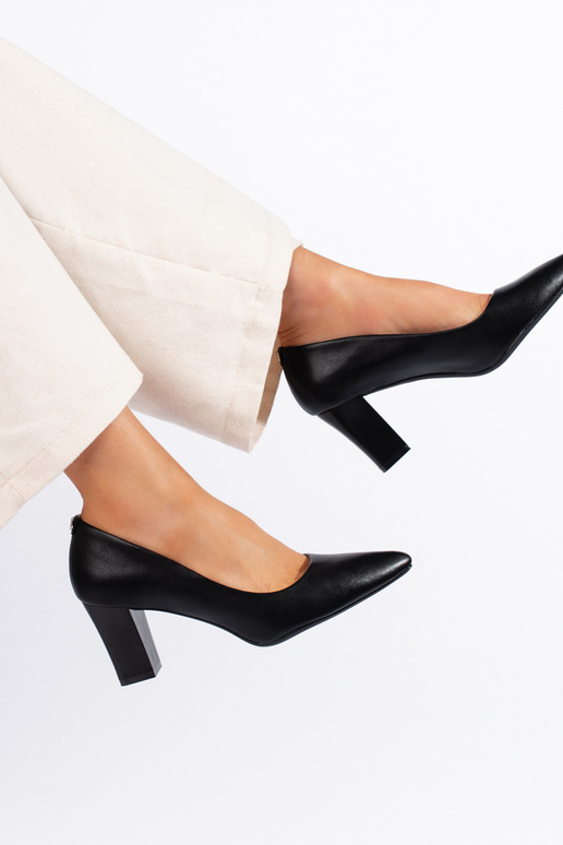 čierne lodičky na podpätku od Sergia...