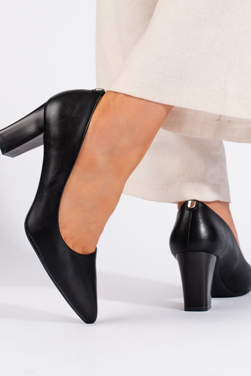 čierne lodičky na podpätku od Sergia...