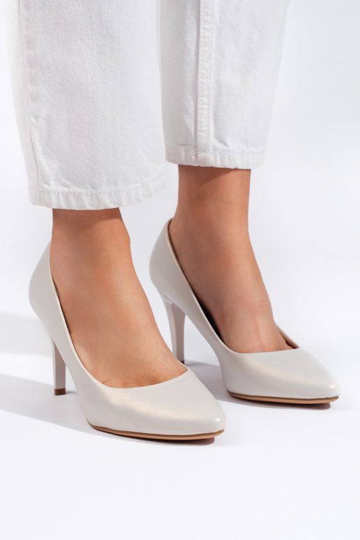 biele vysoké podpätky s tenkým... biele vysoké podpätky s tenkým...